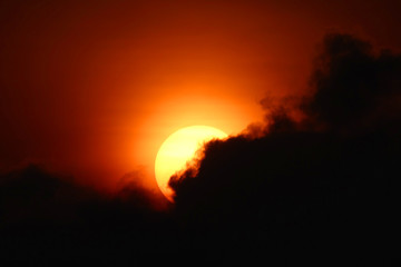雨雲と朝の太陽_720
