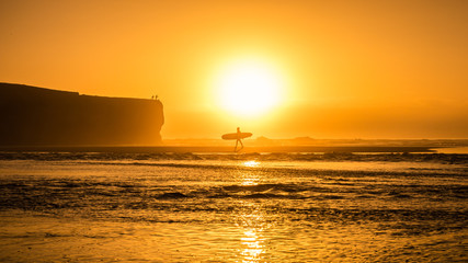 Fototapeta premium Surfer im Sonnenuntergang