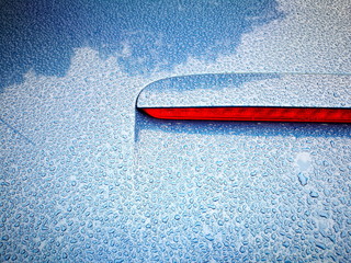 Rotes Bremslicht auf dem Kofferraum eines deutschen Roadster der Neunzigerjahre in Blau Metallic...