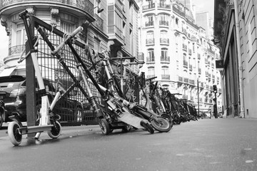 Trottinettes dans la rue - Paris
