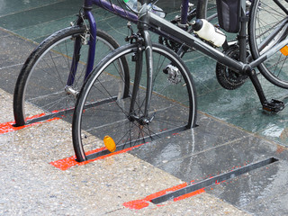 Fototapeta na wymiar Fahrradständer im Regen