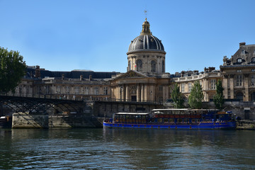 Fototapeta na wymiar L'Institut de France sur les quais de Seine à Paris, France