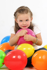 Fototapeta na wymiar Kleines Mädchen mit Luftballons