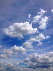 Fototapeta na wymiar Blauer Himmel, weisse Wolken