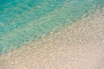 Obraz premium Azure water of the beach Playa Paradise of the island of Cayo Largo, Cuba. Сlose-up.