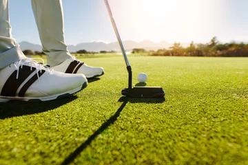 Tableaux ronds sur aluminium brossé Golf Golfer putting golf ball to hole