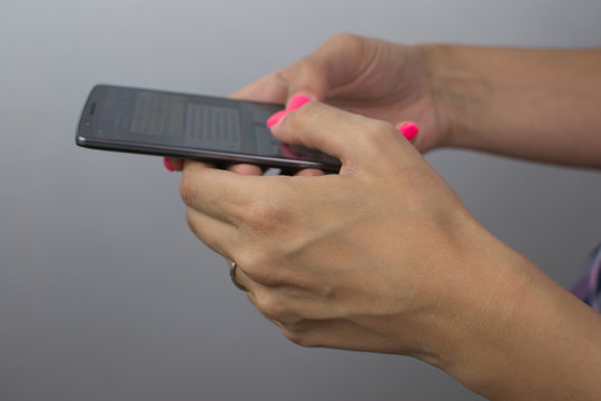 Mani femminili che usano uno smartphone