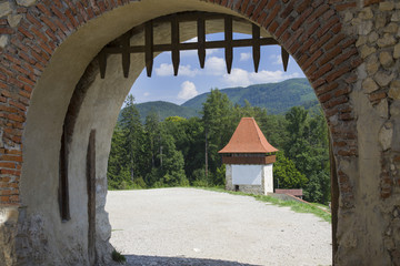 Obraz premium Old gate in a stone fortress wall
