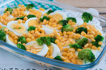 Jajka z brokułami i kukurydzą na półmisku © Anna