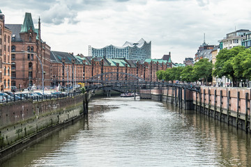 Obraz premium Customs channel in the old warehouse district Speicherstadt in Hamburg, Germany with Elbphilharmonie concert hall in background