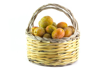 Canestro di prugne gialle