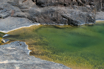 Yemen: vista del lago di montagna, il wadi, a  Dirhur, nella foresta degli alberi di drago tra le montagne del Dixam Plateau sull'isola di Socotra
