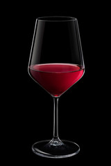 Calice di vino rosso su fondo nero