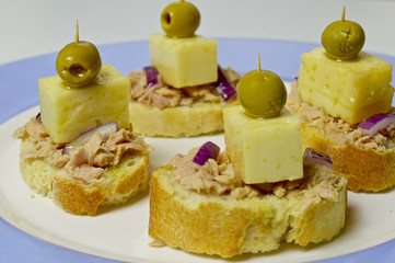 Tuna skewer with cheese and olives

