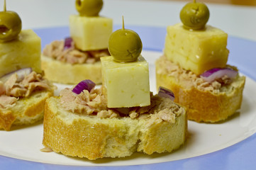 Tuna skewer with cheese and olives

