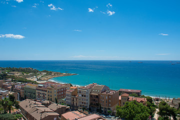 Obraz premium the sea and the rooftops of the city of tarragona