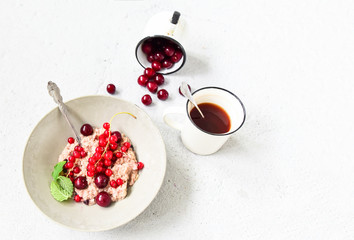 Porridge with seasonal fruits