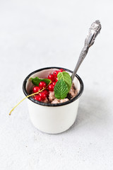 Porridge with seasonal fruits