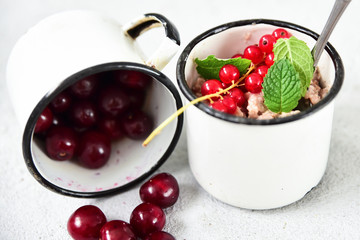 Porridge with seasonal fruits