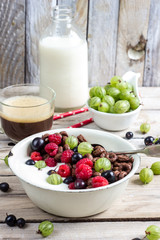 Chocolate cornflakes with berries