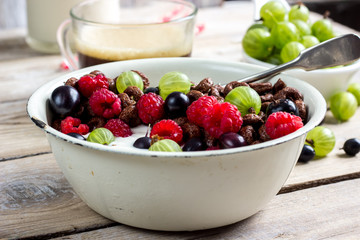 Chocolate cornflakes with berries
