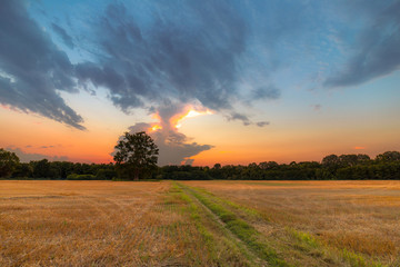 Tramonto infuocato dietro alle nuvole