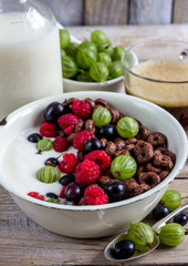 Chocolate cornflakes with berries