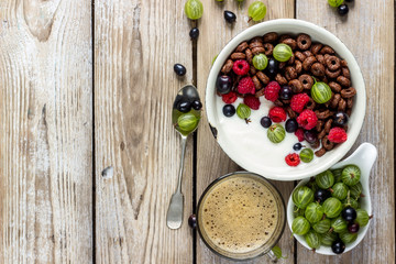 Chocolate cornflakes with berries