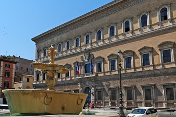 Fototapeta na wymiar Roma, le fontane di Piazza Farnese