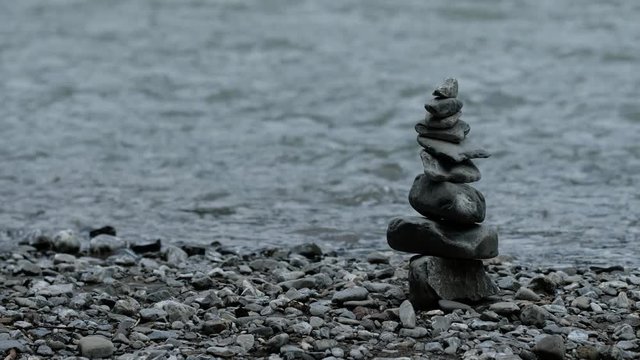 Scharfe Steine als Steinnm&auml;nchen am Flu&szlig; im Allg&auml;u bei Oberstdorf