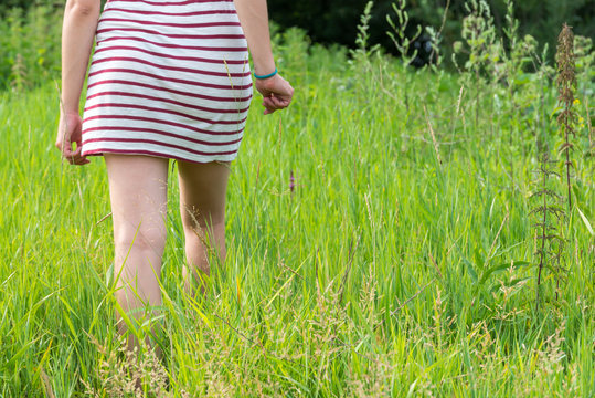 Frau l&auml;uft durch hohes Gras