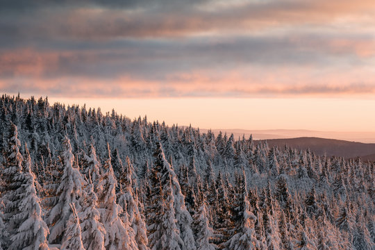 Sonnenuntergang auf dem Fichtelberg im Erzgebirge im Winter