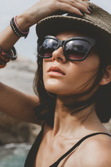 Obraz premium Girl wearing hat and sunglasses