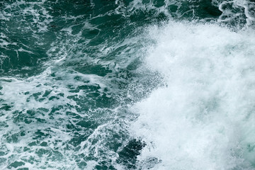 Fototapeta na wymiar dangerous waves on the ocean