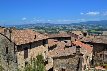 Fototapeta na wymiar Landschaft mit italienischem Dorf
