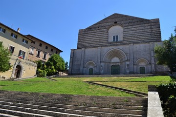 Kirche in Italien mit Wiese