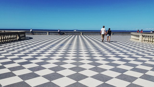 Coppia passeggia sulla terrazza Mascagni a Livorno