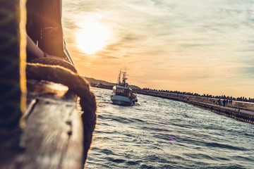 Wyprawa na morze łodzie i kutry widok na zachód słońca