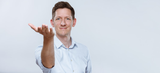 Man hebt die Hand