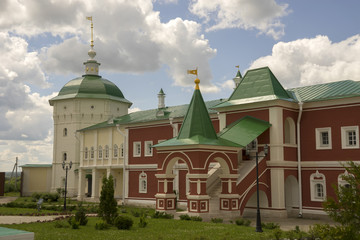 Fototapeta na wymiar Территория Николо-Пешношного монастыря.
