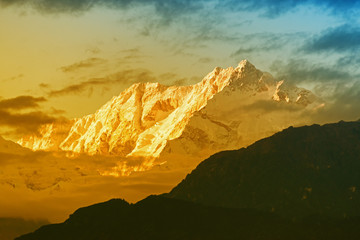 Mooi laatste licht van zonsondergang op Mount Kanchenjugha, India