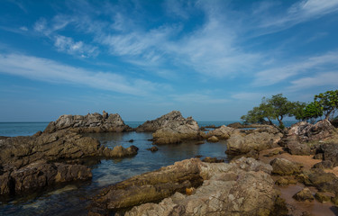 Fototapeta na wymiar Beautiful Large rocks in the blue sea , Chanthaburi , THAILAND.