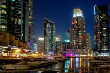 Fototapeta na wymiar Объединённые Арабские Эмираты. Дубай. Вечер на набережной.