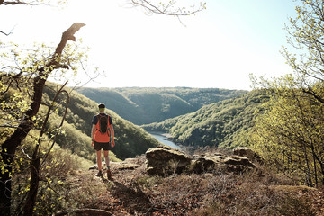 Obraz premium Coureur de trail qui fait une pause au dessus d'une rivière