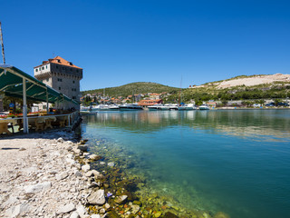 Das Fischerdorf Marina mit Bucht und Yachthafen, Mitteldalmatien, Dalmatien, Adriaküste, Kroatien