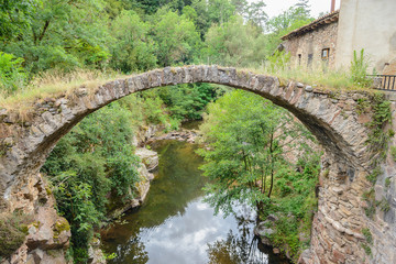 Puente románico de piedra sobre la Riera Mayor en Sant Sadurni de Ossormort, Cataluña