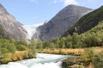 Fototapeta na wymiar Norvège, glacier, neige, randonnée, paysage, nature, cascade, eau, soleil, été, montagne, végétation