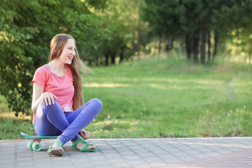 Obraz premium teen girls with with skateboard in summer park