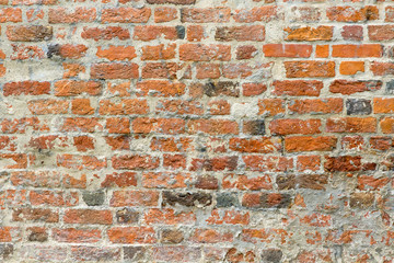 rote rissige Backsteinwand