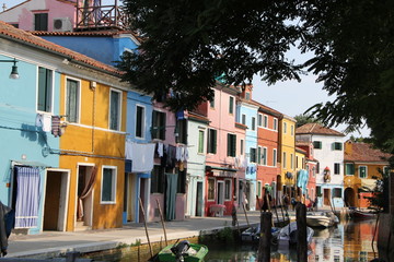 Fototapeta na wymiar Italie, Burano, maison, coloré, couleurs, voyage, découverte, barque, Venise, île, rue, habitation